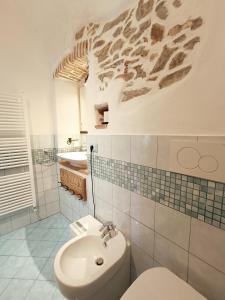 B&B Il Girasole في فينالي ليغوري: حمام مع مرحاض ومغسلة