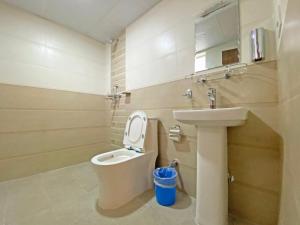 加德滿都的住宿－Hotel Royal Emperor，一间带卫生间和水槽的浴室