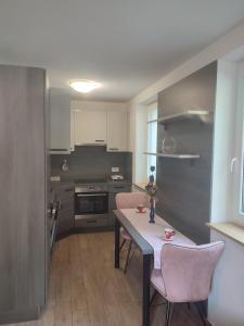 una cucina con tavolo e sedie in una stanza di Počitniško stanovanje Aurora a Bovec