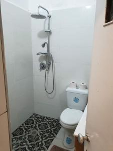 a small bathroom with a shower and a toilet at עלמה in Tel Aviv