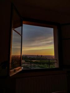 ein Fenster mit Blick auf den Sonnenuntergang in der Unterkunft L'Espluga de Francolí Xanascat in L’Espluga de Francolí