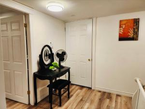 TV a/nebo společenská místnost v ubytování Private Basement Suite in Central Moncton