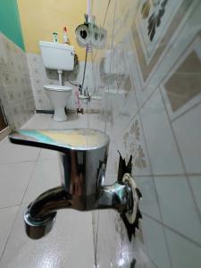 bagno con lavandino e servizi igienici di OYO Home Narayan Homestay & Adventures a Pelling