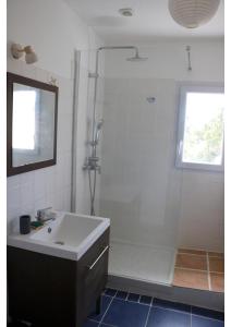 Ванная комната в Maison familiale La Baie 10 ps en côte de Jade