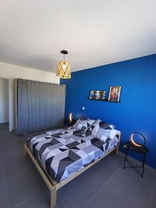 LavéruneにあるDesign Therapyの青い壁のベッドルーム1室