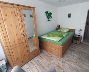 1 dormitorio con cama y botiquín en Gästezimmer zum rotem Karpfen, en Erfurt