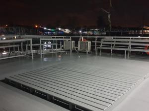 um tapete de metal no telhado à noite em Chumphon - Koh Tao Night Ferry em Chumphon