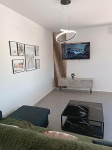 a living room with a tv on the wall at Design Therapy in Lavérune