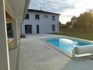 una piscina di fronte a una casa di Villa Pascal mas Bories Albi # Piscine # Clim # Wifi #10 personnes ad Albi