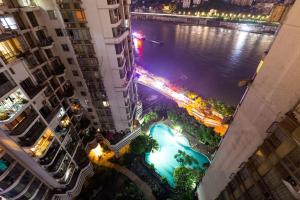 uma vista aérea de um rio entre edifícios em King'sLandind BnB em Chongqing