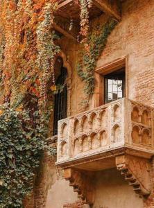 ヴェローナにあるSmall & Elegance - Your Romantic Travel in Veronaの石造りのバルコニー