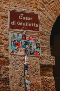 ヴェローナにあるSmall & Elegance - Your Romantic Travel in Veronaの煉瓦の壁の看板