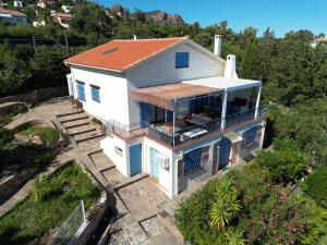 een luchtzicht op een wit huis met een balkon bij Villa Elisabeth Saint-Raphaël in Saint-Raphaël