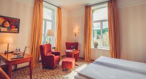 a hotel room with a bed and a desk and chair at Hotel Villa Sanct Peter in Bad Neuenahr-Ahrweiler