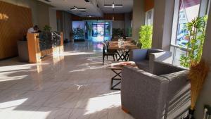 un hall avec une table et des chaises dans un bâtiment dans l'établissement Atacity Hotel, à Istanbul