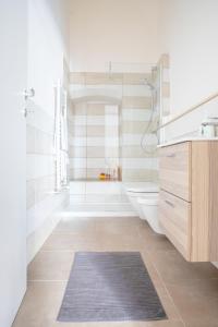 La salle de bains est pourvue d'une douche, de toilettes et d'un lavabo. dans l'établissement Senso Unico: nuovo appartamentino in centro, à Bisceglie