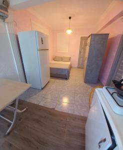 uma pequena cozinha com um frigorífico branco e uma mesa em Duran Apart em Antalya