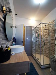 uma casa de banho com uma banheira e um chuveiro em vidro. em DelleArtiGuesthouse Trapani Porto em Trapani