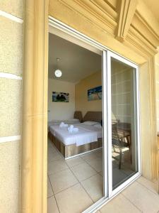 1 dormitorio con 1 cama y puerta corredera de cristal en Hotel Princ, en Golem