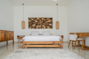 ein Schlafzimmer mit einem Bett und einem Wandgemälde in der Unterkunft SILENCIO - Bali Invest Club in Canggu