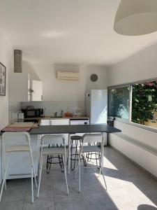 Una cocina con una mesa y algunas sillas. en Chez Anne, en La Ciotat