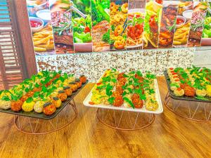 una mesa cubierta con platos de comida en bandejas en Arapya Resort, en Arapya