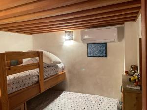 1 dormitorio con 2 literas y ventana en DAR SEFFAH au cœur de la Médina, en Fez