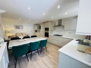 a kitchen and living room with a table and chairs at Riverside Premium Double Room E14 in London