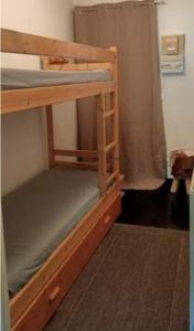 Двухъярусная кровать или двухъярусные кровати в номере Les Oriannes - pied des pistes