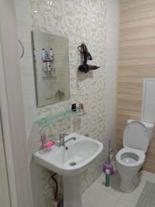 een badkamer met een wastafel en een toilet bij GREEN HAUS FOR YOU in Sergeli