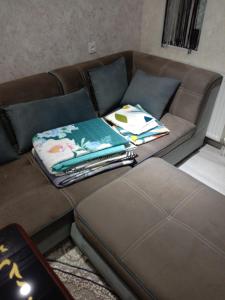 een bank met een boek en boeken erop bij GREEN HAUS FOR YOU in Sergeli