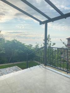uma grande varanda com vista para o oceano em Kiralık Lüx Deniz Manzaralı Bahçeli Villa/Luxury Sea View Garden Villa for Rent em Trabzon