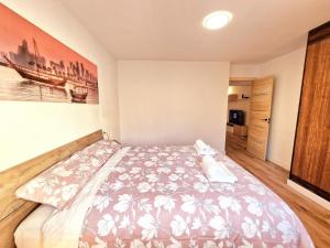 una camera con un grande letto di Chabós Estación AVE Vigo - Charming Flats a Vigo