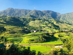 vista su una valle con montagne sullo sfondo di Sần's House a Lao Cai