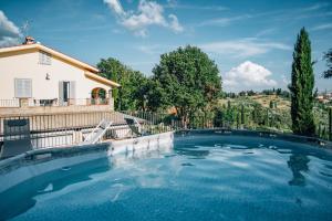 una grande piscina di fronte a una casa di Spectacular Chianti View close San Gimignano a Tavarnelle in Val di Pesa