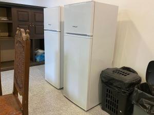 ブラガにあるCasa Augusta 3の白い冷蔵庫付きのキッチン(ゴミ箱付)