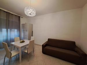 un soggiorno con un divano e un tavolo di Logudoro Home ad Alghero