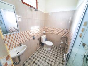 ein Bad mit einem WC und einem Waschbecken in der Unterkunft Batur Happy House in Kintamani
