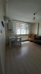 een woonkamer met een tafel en een bank bij Çekirge Apart 5 in Çekirge