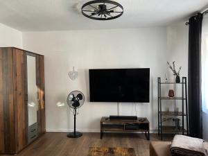 uma sala de estar com uma televisão de ecrã plano na parede em Ferienwohnung Nauen Familie Renner em Nauen