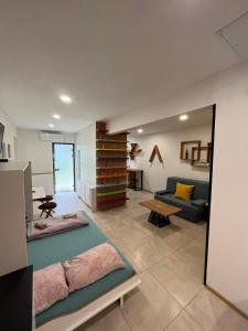 salon z łóżkiem i kanapą w obiekcie Apartment ARSO w mieście Velenje