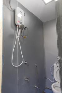 uma casa de banho com um chuveiro e um WC. em FAMILIA INN em Kangar