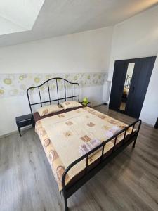 um quarto com uma cama com uma estrutura de metal em Villa Rose Ann em Rogoznica