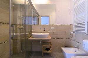 W łazience znajduje się umywalka i przeszklony prysznic. w obiekcie B&B Le Porte Del Centro w mieście Palermo