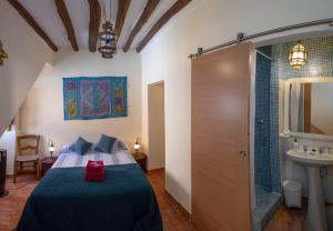 - une chambre avec un lit, une douche et un lavabo dans l'établissement B&B La Granadilla, à Cónchar