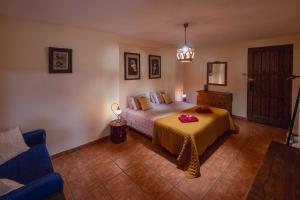 - une chambre avec un lit doté d'un couvre-lit jaune dans l'établissement B&B La Granadilla, à Cónchar