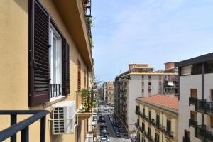 balkon z widokiem na ulicę miejską w obiekcie B&B Le Porte Del Centro w mieście Palermo