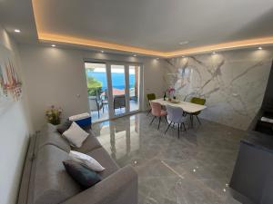 Svetainės erdvė apgyvendinimo įstaigoje Luxury Beachfront Villa Carlisa