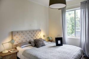 En eller flere senge i et værelse på Berrima Cottage, walk to village, open fire