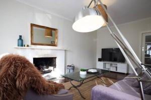 Μια τηλεόραση ή/και κέντρο ψυχαγωγίας στο Berrima Cottage, walk to village, open fire